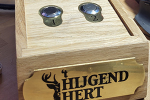 Detail eikenhout en messing front